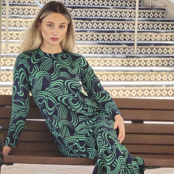 DEVORAH'S SECRET Modest Midi Dress Navy & Green Waves Print Regular&Plus Sizes - Picture 3 of 6